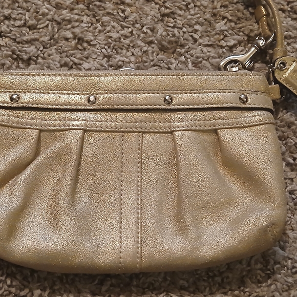 👜✨ Coach Metallic Gold Wristlet – Leather Pouch w/ Hangtag ✨👜